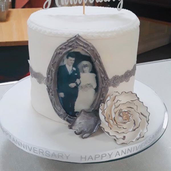 Anniversary cake using edible photo icing